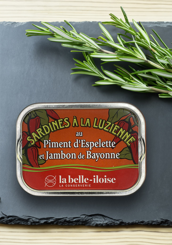 La belle-iloise Sardinen "a la Luzienne" mit Piment d'espelette und Jambon de Bayonne