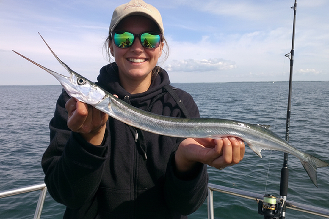Hornhecht-Angeln auf der Ostsee – stolze Anglerin mit Silberpfeil
