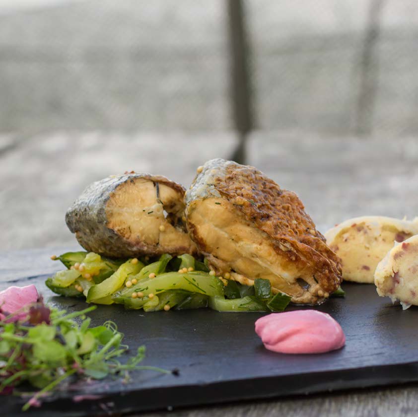 Edelmaräne süß & sauer mit rauchigem Labskaus an Rote Bete und Gurkensalat