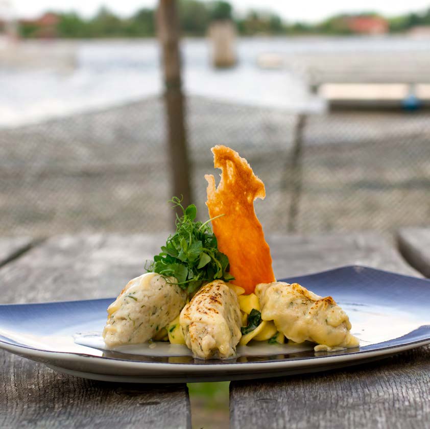 Gratinierte Hechtklößchen auf Spinat-Tagliatelle und einem Rieslingschaum