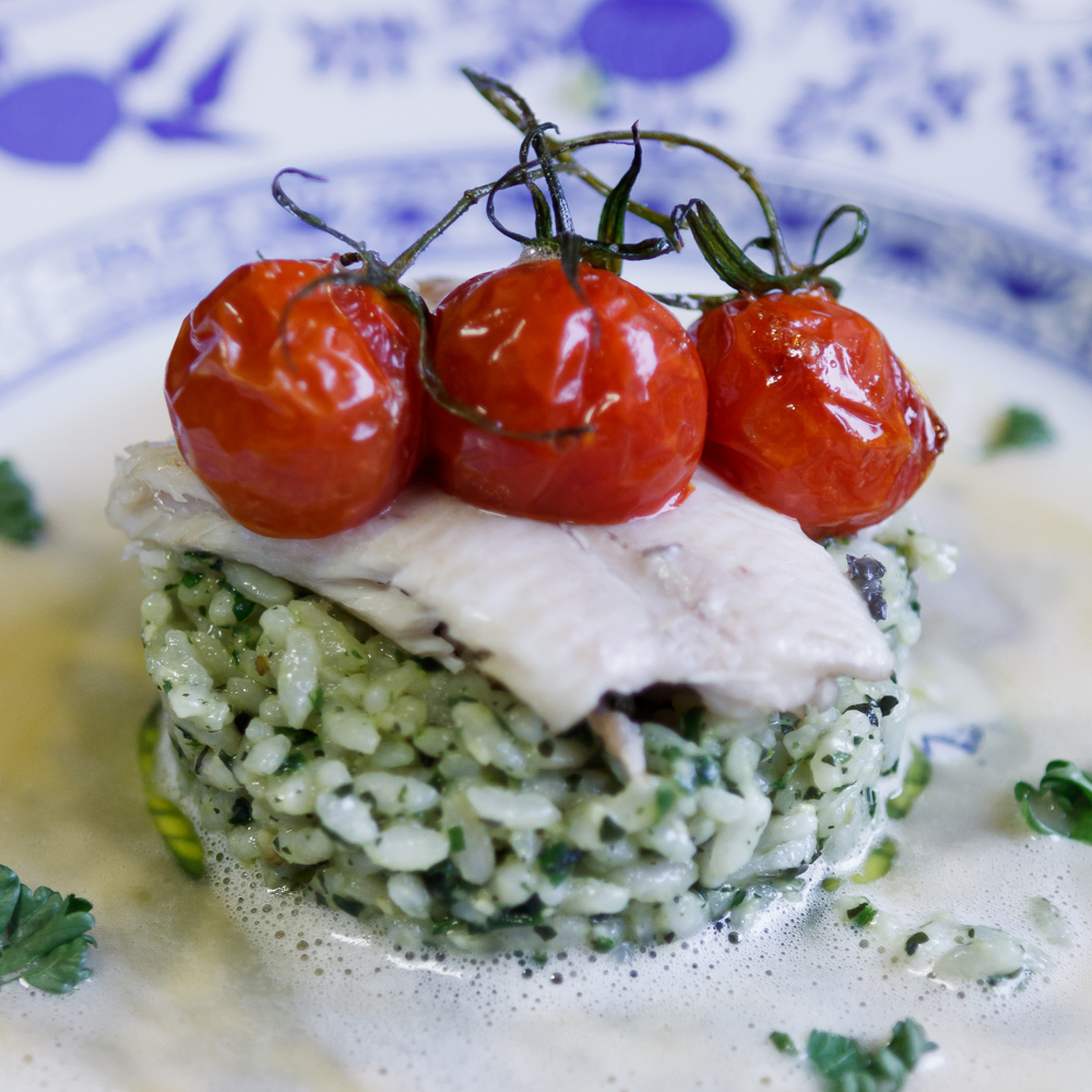 Forelle auf Pistou-Risotto mit Bouillabaisse-Sud und confierten Tomaten