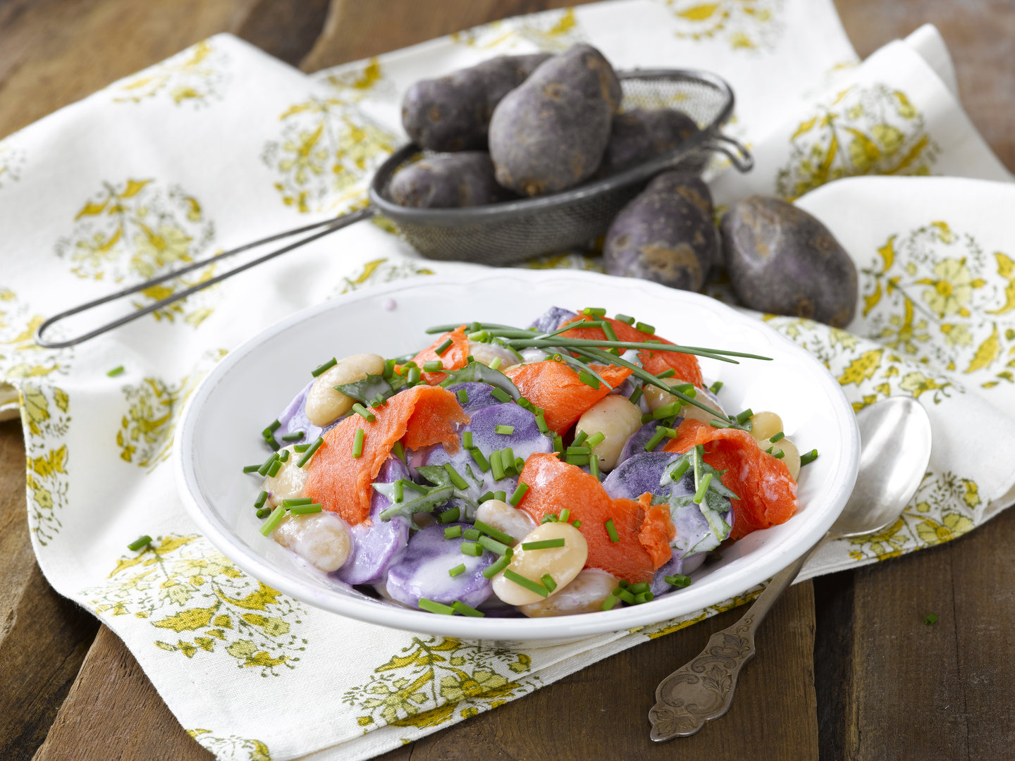 Blauer Kartoffelsalat mit Lachs