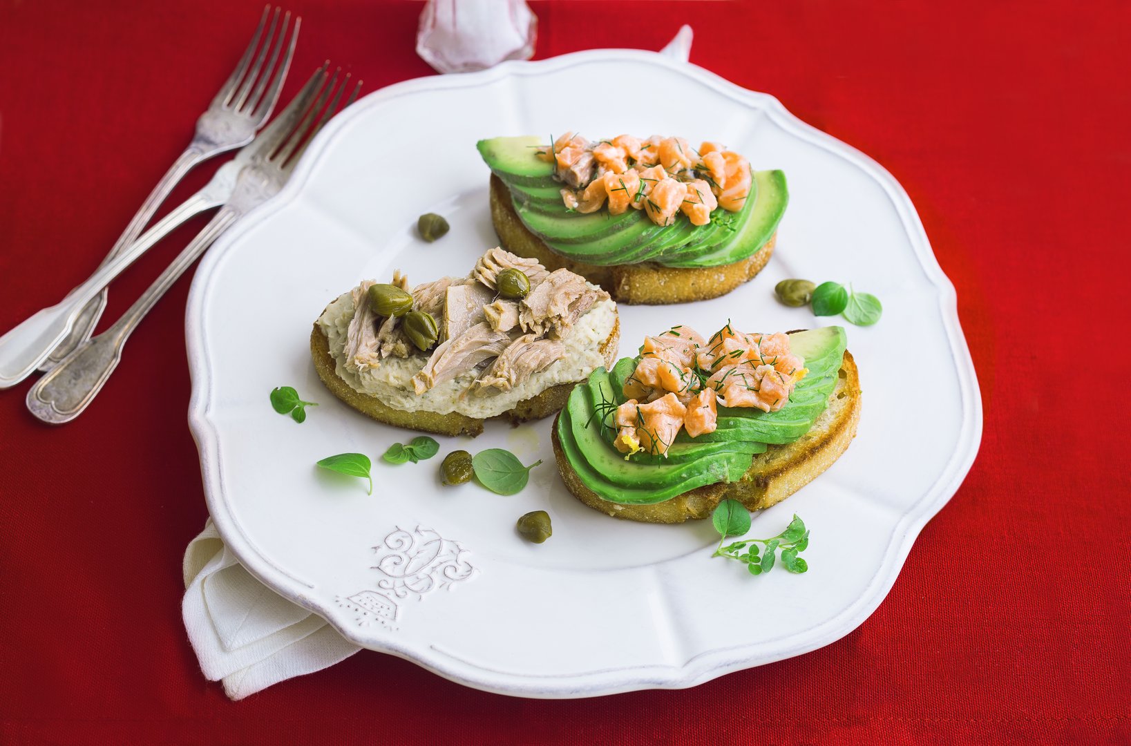 Bohnencreme-Thunfisch-Bruschette und Avocado-Lachstartar-Bruschette