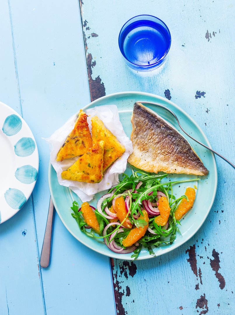 Gebratenes Doradenfilet mit Basilikum-Polentaecken und Orangensalat