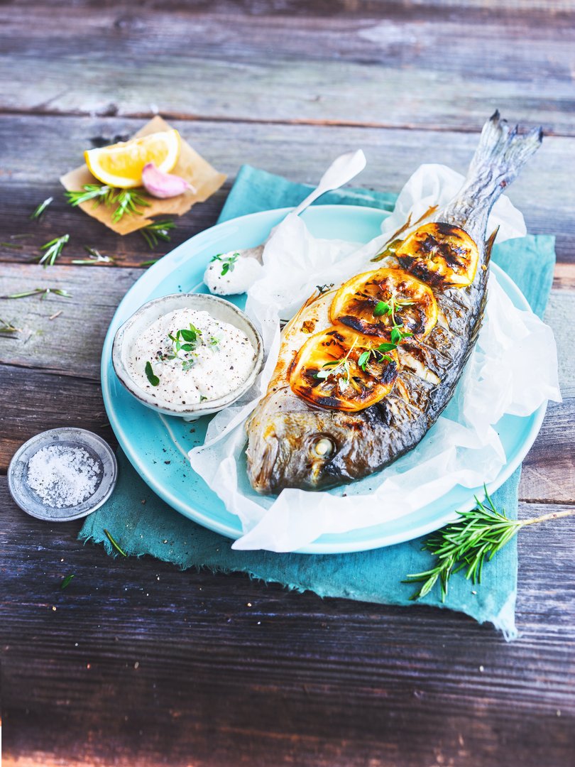 Gegrillte Dorade mit Thymian-Knoblauchdip