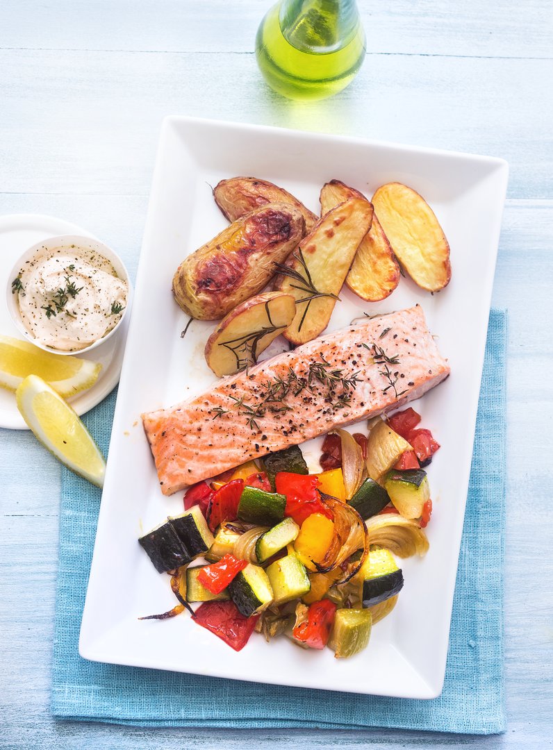 Lachsfilet & buntes Gemüse mit Rosmarinkartoffeln aus dem Ofen