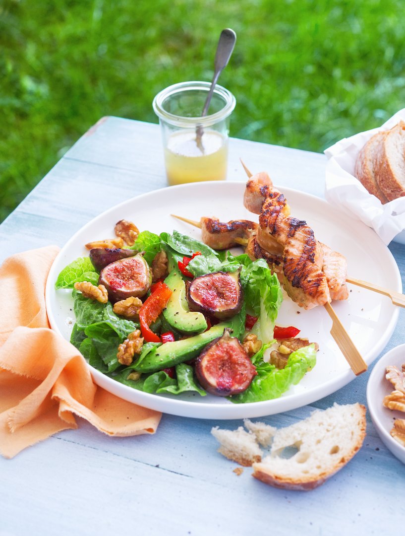 Marinierte Lachsspieße mit Salat