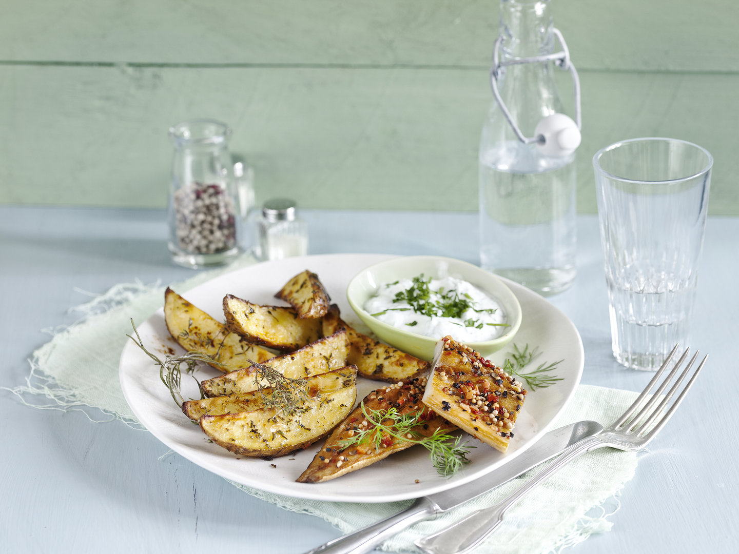 Ofenkartoffeln mit Kräuterquark und geräucherter Pfeffermakrele