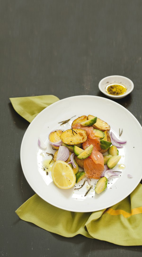 Rosenkohlsalat mit gebackenen Kartoffeln und geräuchertem Lachs