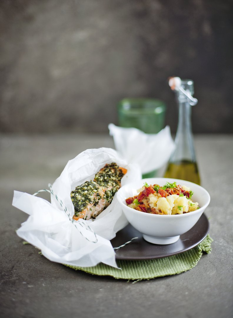 Würziger Kräuterlachs mit Tomaten-Stampfkartoffeln