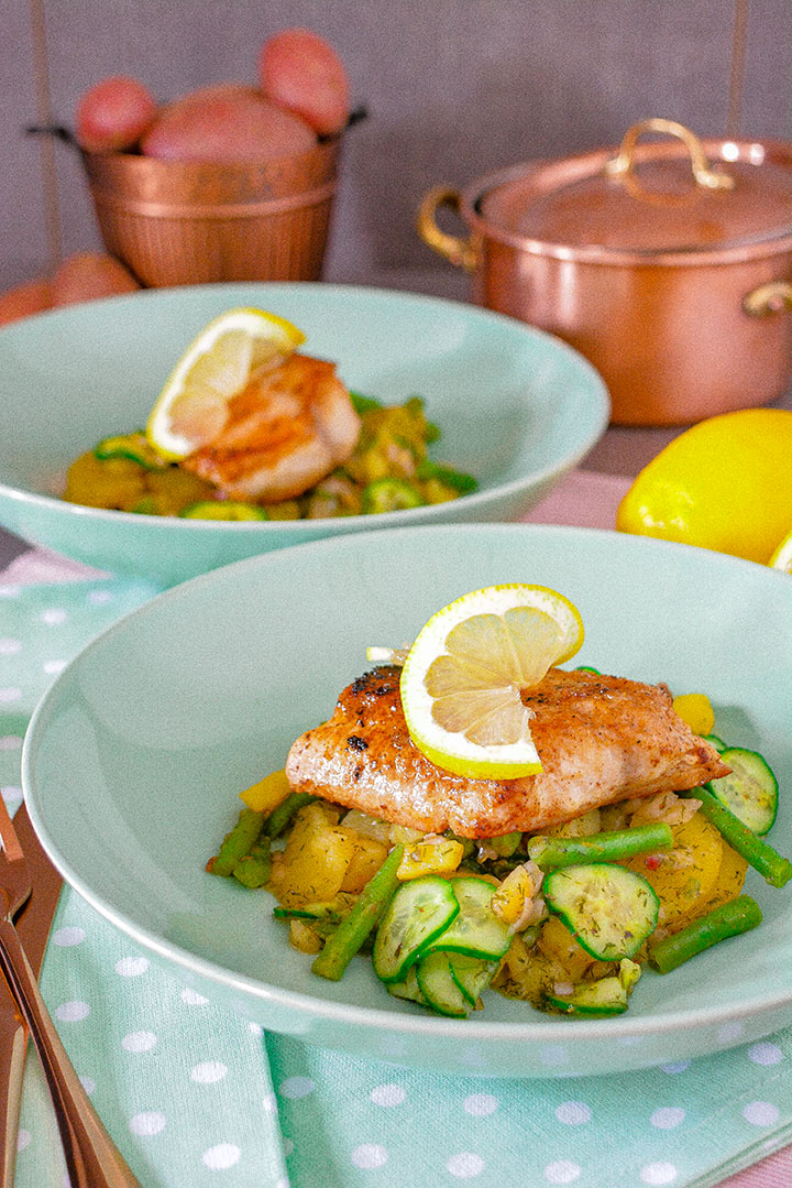 Wels in Zitronenbutter auf grünem Kartoffel-Bohnensalat