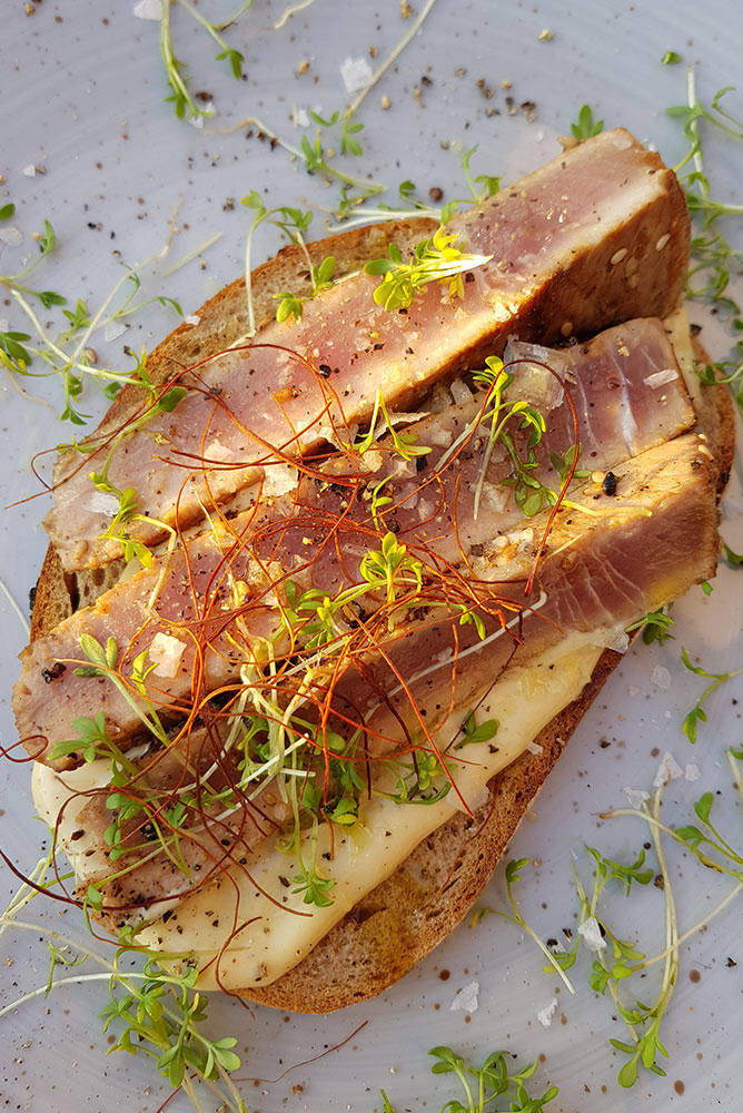 Thunfischsteak auf Limettenmajo und geröstetem Brot