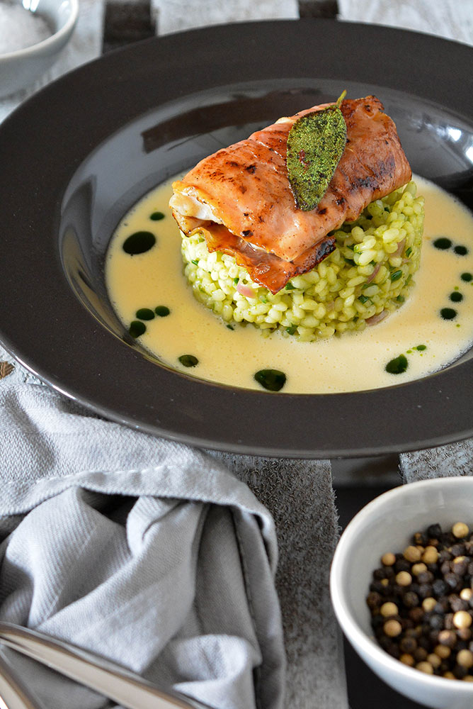 Saltimbocca vom Steinbeisser auf Lauchrisotto mit Beurre-Blanc und Schnittlauchöl