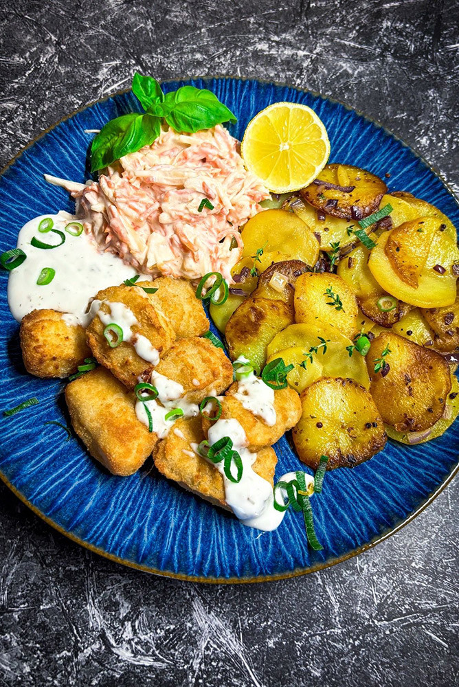 Kibbelinge aus dem Airfryer mit Bratkartoffeln & Coleslaw
