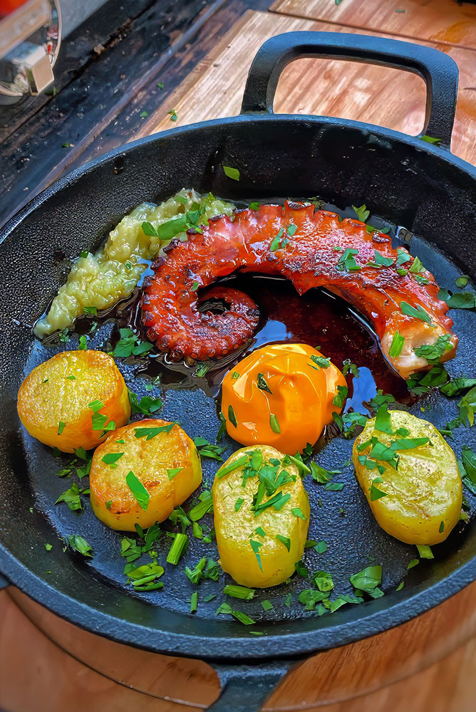 Gebratener Oktopus mit knusprigen Kartoffeln