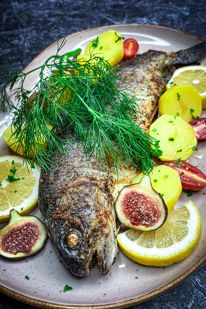 Goldbraune Bio-Forelle mit Butterkartoffeln, Zitrone & Dill