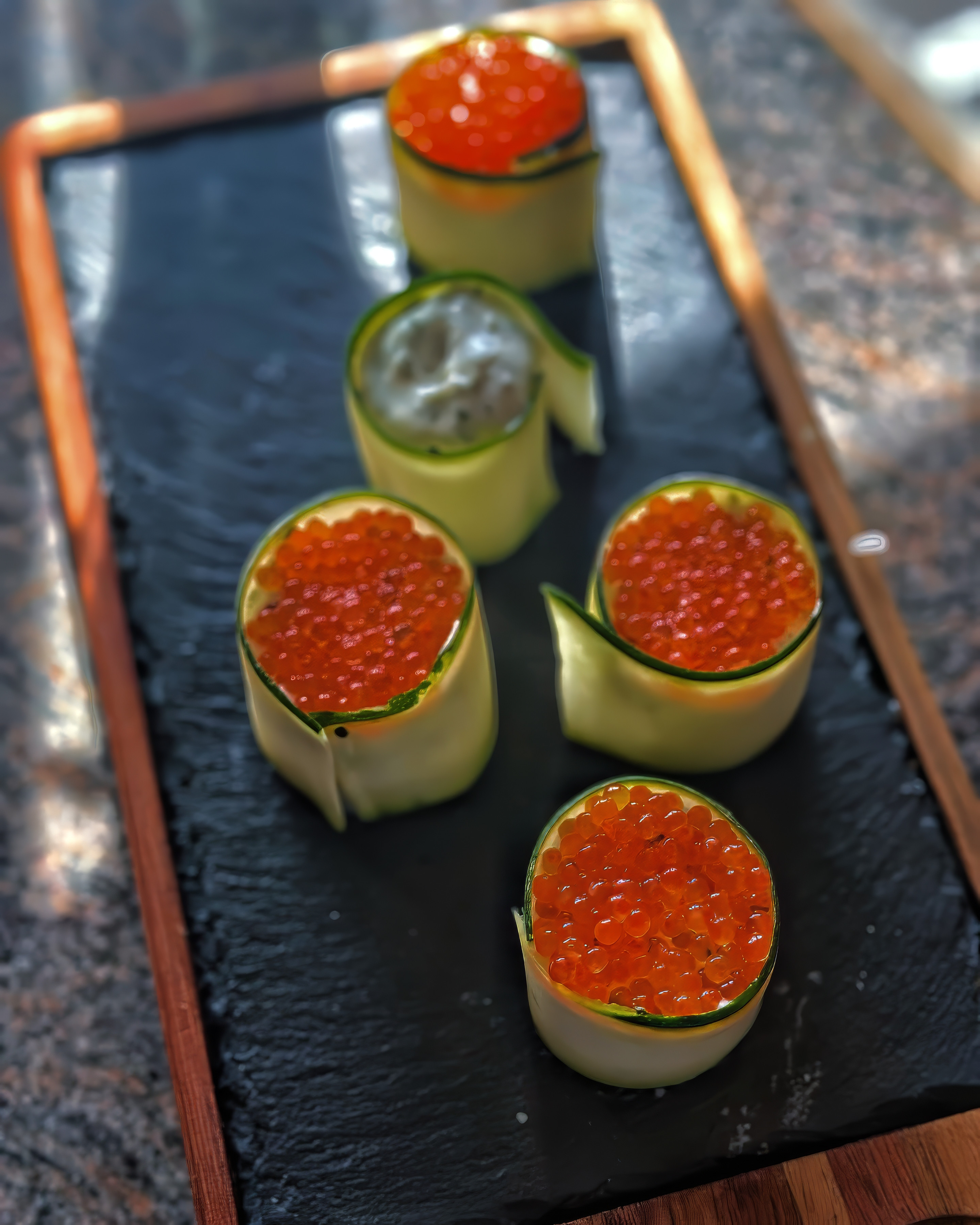 Gunkan-Maki mit Zucchini, Koriander-Mayo & Forellenkaviar
