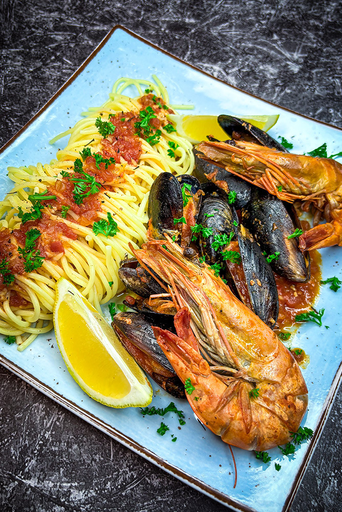Miesmuscheln & Black Tiger Garnelen in Tomaten-Weißwein-Soße