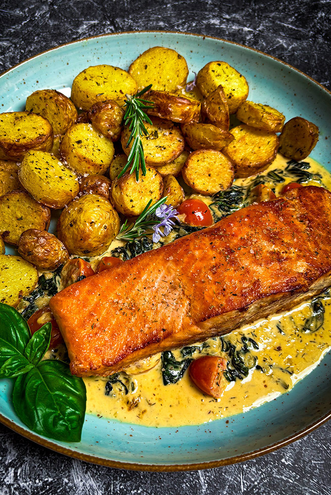 Gebratenes Lachsfilet „Toskana“ mit Spinat-Sahne-Soße & Rosmarin-Kartoffeln