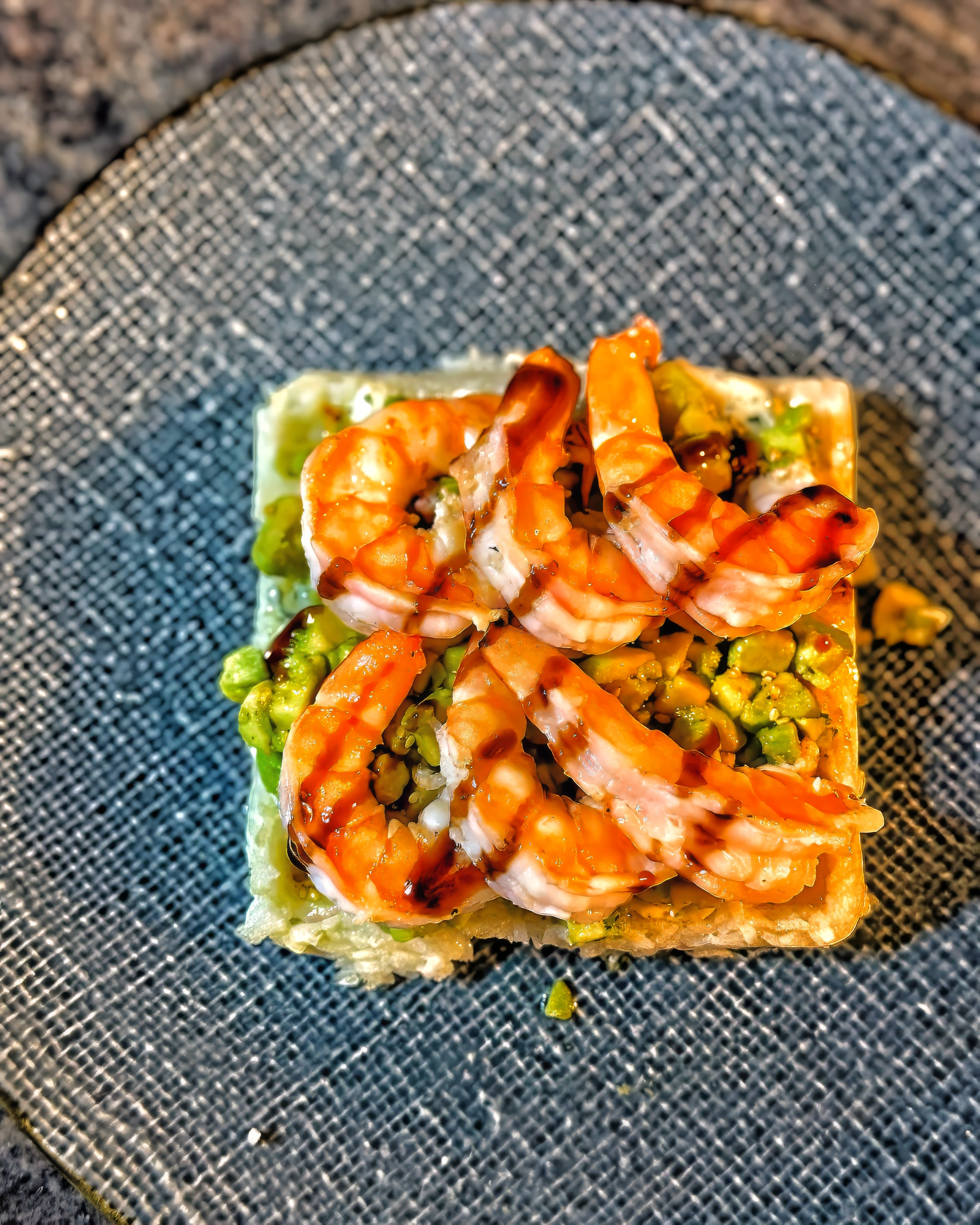 Sushi-Reis-Waffel mit Garnelen & Koriander-Limetten-Mayo