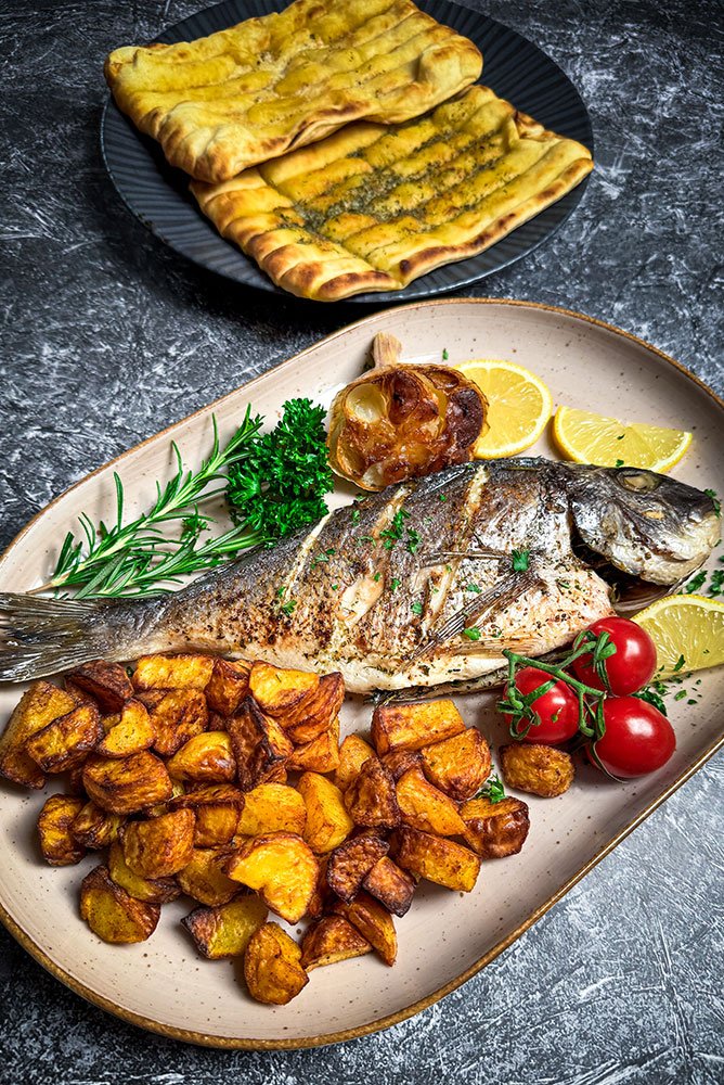 Bio-Dorade mit Patatas Bravas & Knoblauchbrot vom Gasgrill