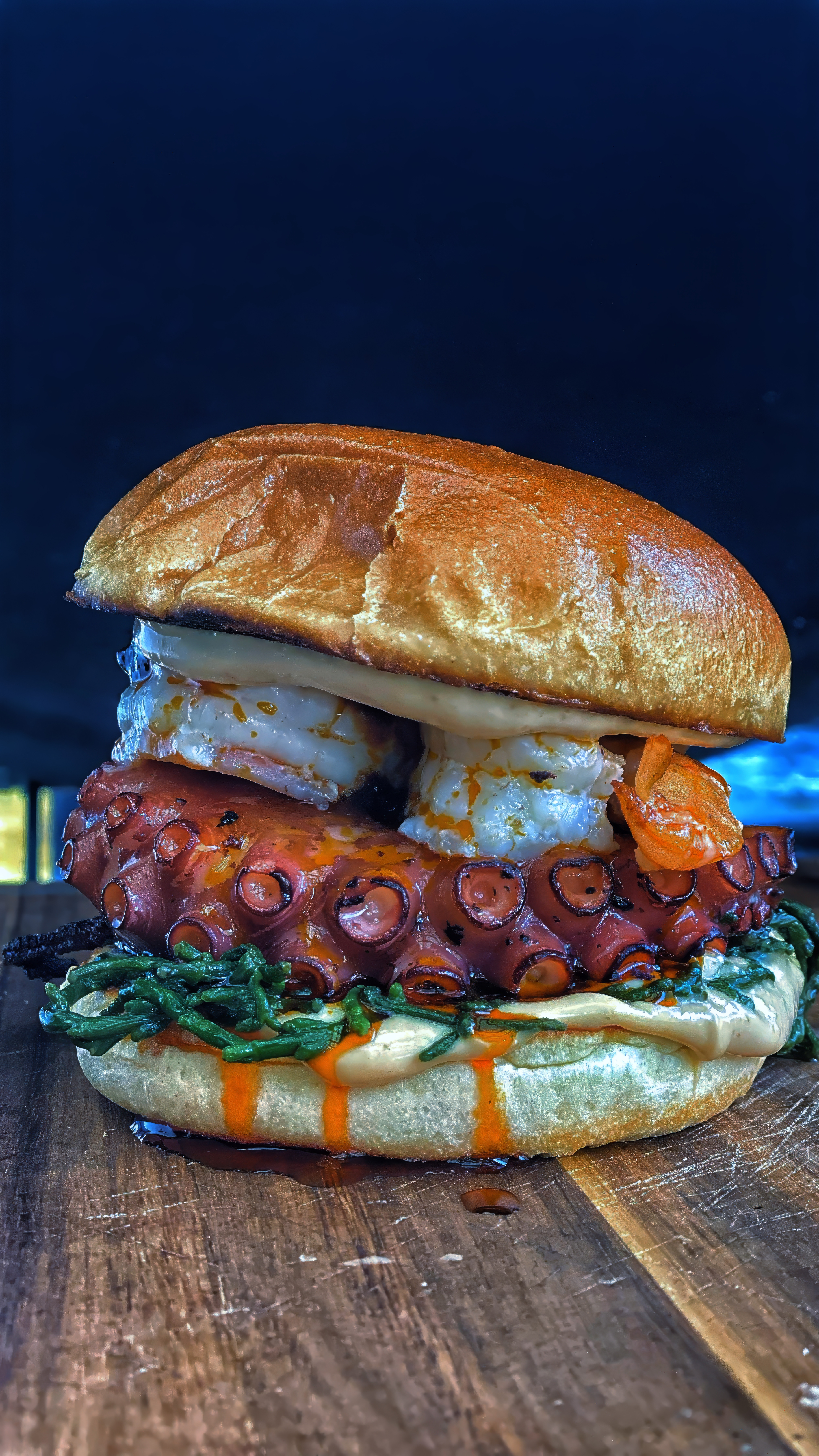 Seafood-Burger mit Oktopus, Garnelen & Meerespargel