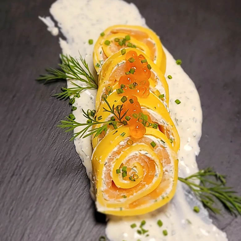 Lachs-Roulade kaltgeräuchert mit Frischkäse