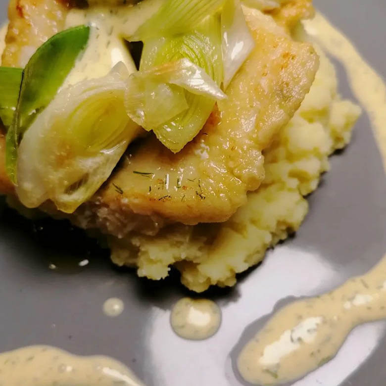 Steinbeißerfilet mit Kräuterhollandaise Steinbeißerfilet mit Kräuterhollandaise