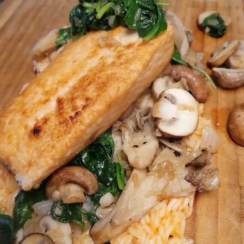 Lachsfilet mit Pilzen und frischem Spinat Lachsfilet mit Pilzen und frischem Spinat