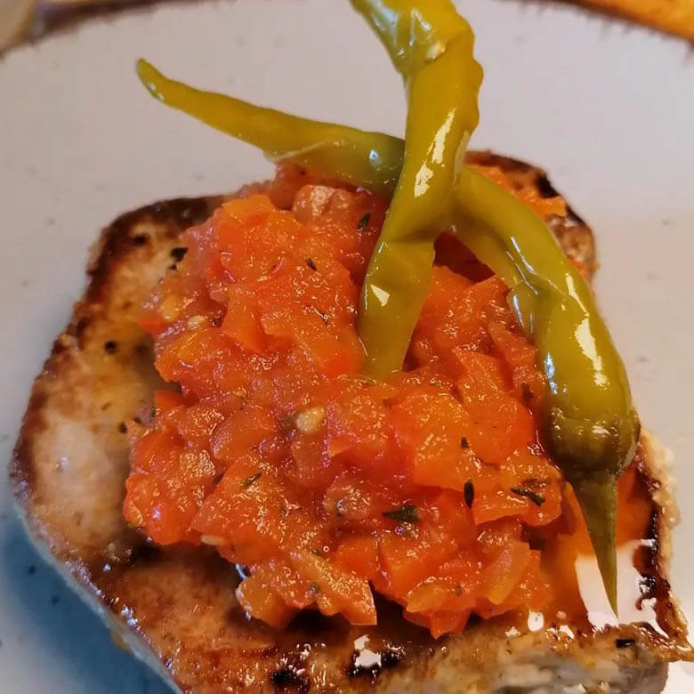 Thunfischsteak mit einem Paprika-Tomatensalsa Thunfischsteak mit einem Paprika-Tomatensalsa