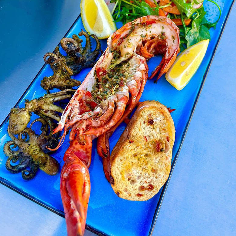 Hummer Platte mit Baguette und Salat Hummer Platte mit Baguette und Salat