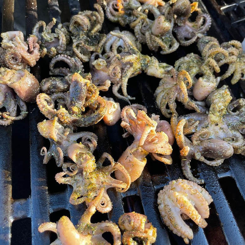 Baby Oktopus mit Baguette und Salat Baby Oktopus mit Baguette und Salat