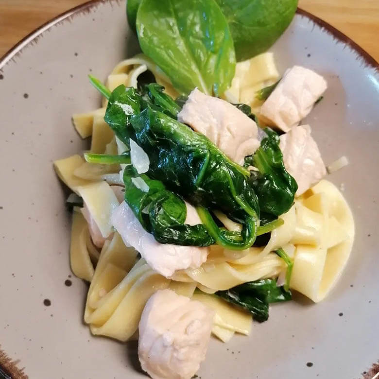 Lachs mit Bandnudeln und Babyspinat Lachs mit Bandnudeln und Babyspinat