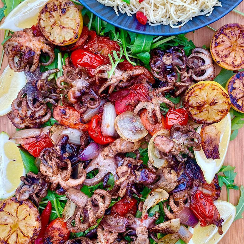 Baby-Oktopus mit Gemüse und Spaghetti Baby-Oktopus mit Gemüse und Spaghetti