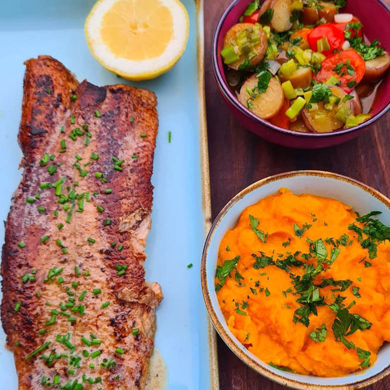 Welsfilet mit Gemüse und Süsskartoffelpüree Welsfilet mit Gemüse und Süsskartoffelpüree