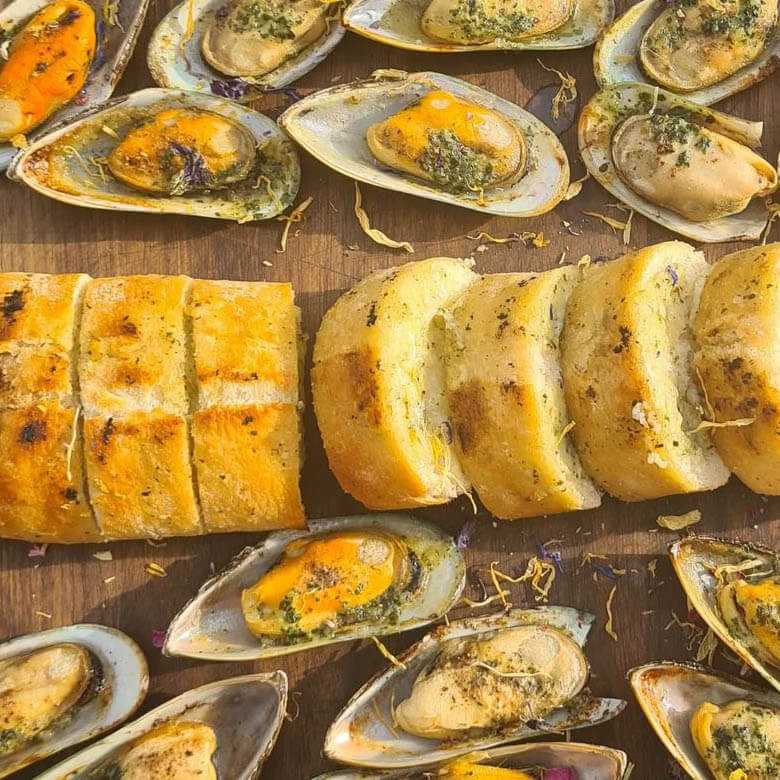 Grünschalmuscheln mit Knoblauch-Baguette Grünschalmuscheln mit Knoblauch-Baguette
