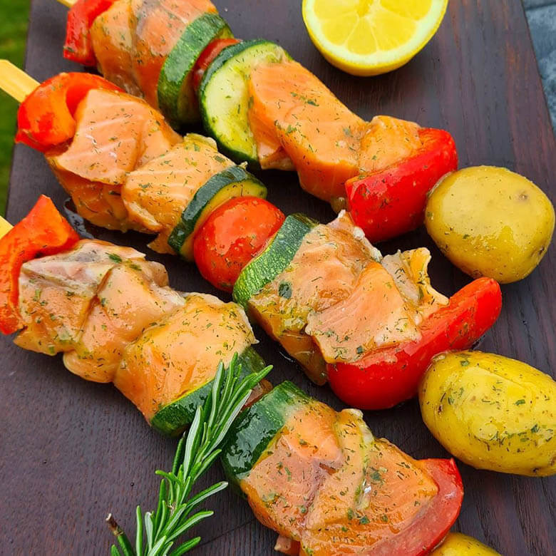 Lachs-Grill-Spieße mit Salat Lachs-Grill-Spieße mit Salat