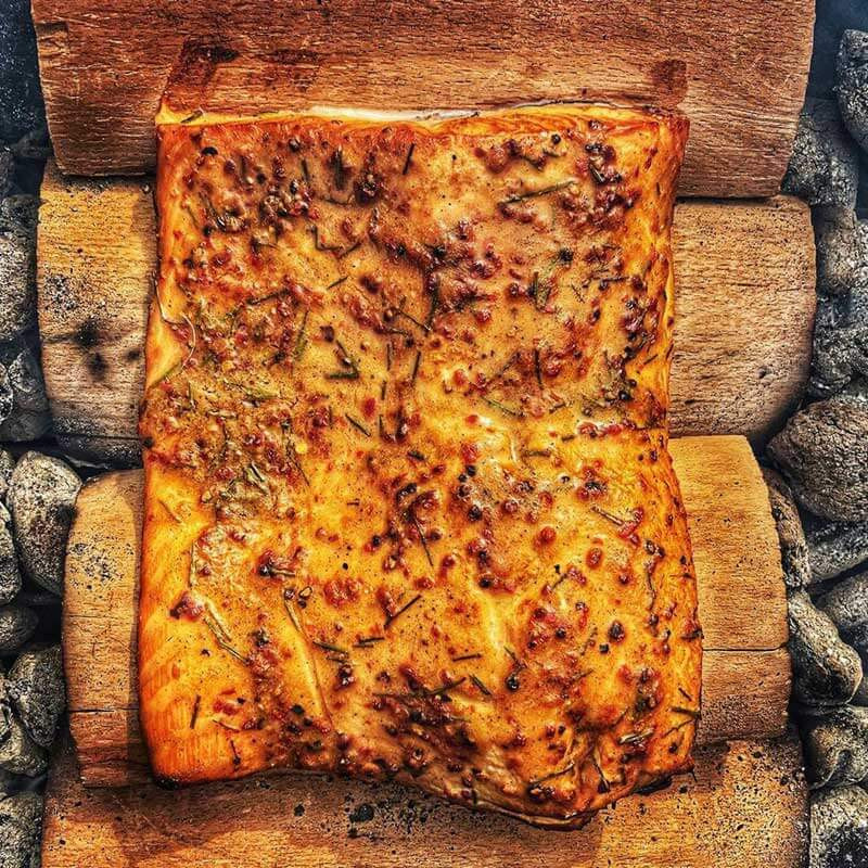 Lachs gegart auf Buchenholz Lachs gegart auf Buchenholz