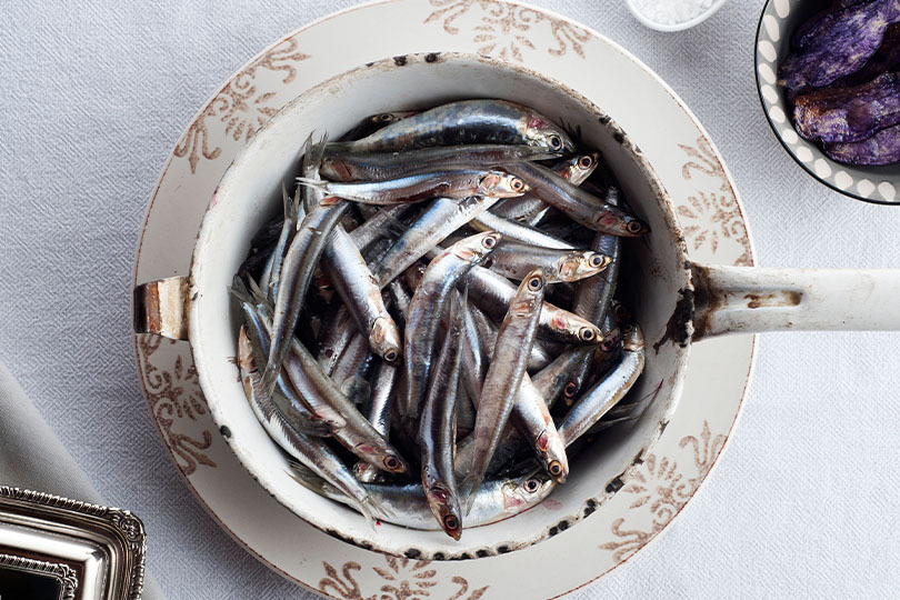 Bestellen Sie zum Beispiel Sardinen online und lassen Sie sich die Spezialitäten direkt nach Hause liefern Fisch online bestellen – Sardinen